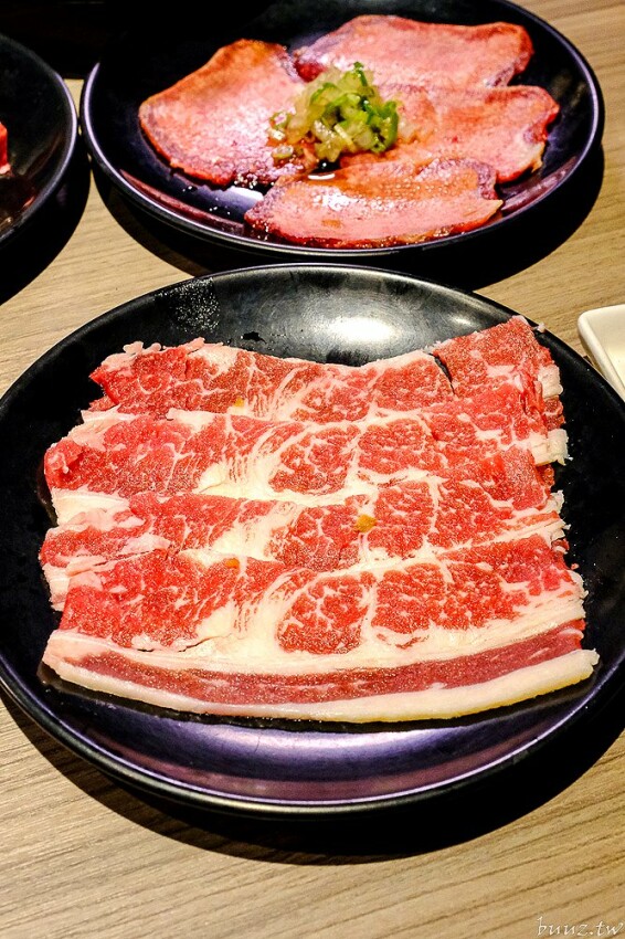 炭火燒肉上百種食材吃到飽,羊角炭火燒肉猛點和牛、牛舌、紅蝦就夠本,生魚片、牡蠣也隨你吃!