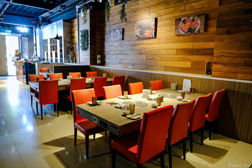 炭火燒肉上百種食材吃到飽,羊角炭火燒肉猛點和牛、牛舌、紅蝦就夠本,生魚片、牡蠣也隨你吃!