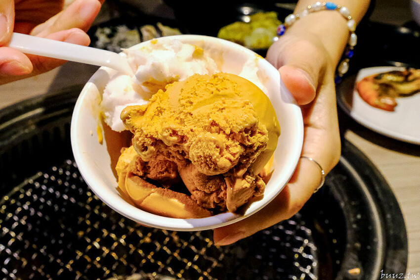 炭火燒肉上百種食材吃到飽,羊角炭火燒肉猛點和牛、牛舌、紅蝦就夠本,生魚片、牡蠣也隨你吃!