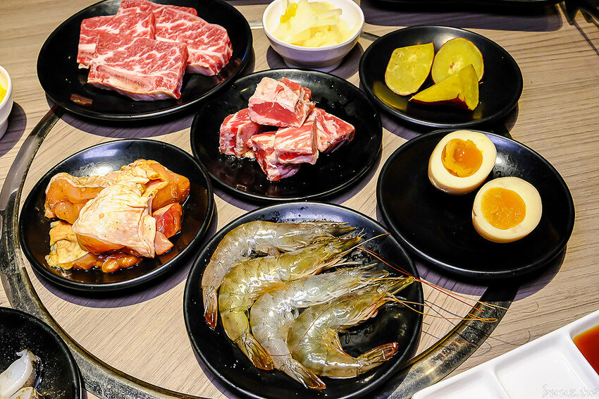 伊比利豬排、和牛、現撈泰國蝦，羊角炭火燒肉吃到飽，百種食材加冰淇淋通通吃到飽！