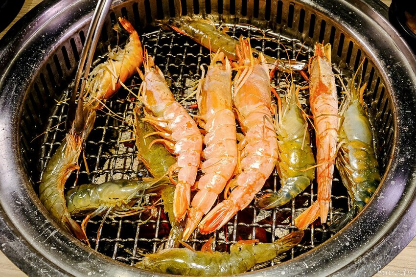 炭火燒肉上百種食材吃到飽,羊角炭火燒肉猛點和牛、牛舌、紅蝦就夠本,生魚片、牡蠣也隨你吃!