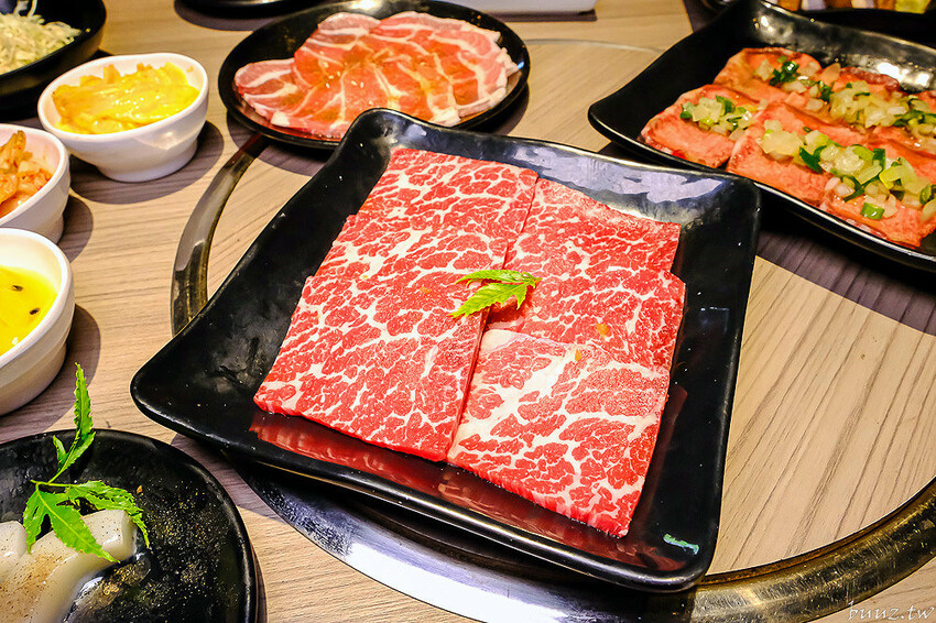 伊比利豬排、和牛、現撈泰國蝦，羊角炭火燒肉吃到飽，百種食材加冰淇淋通通吃到飽！