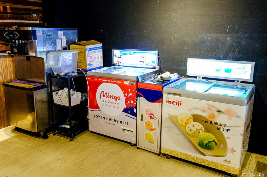 炭火燒肉上百種食材吃到飽,羊角炭火燒肉猛點和牛、牛舌、紅蝦就夠本,生魚片、牡蠣也隨你吃!