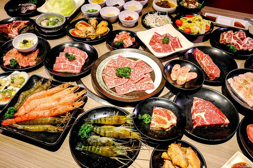 炭火燒肉上百種食材吃到飽,羊角炭火燒肉猛點和牛、牛舌、紅蝦就夠本,生魚片、牡蠣也隨你吃!