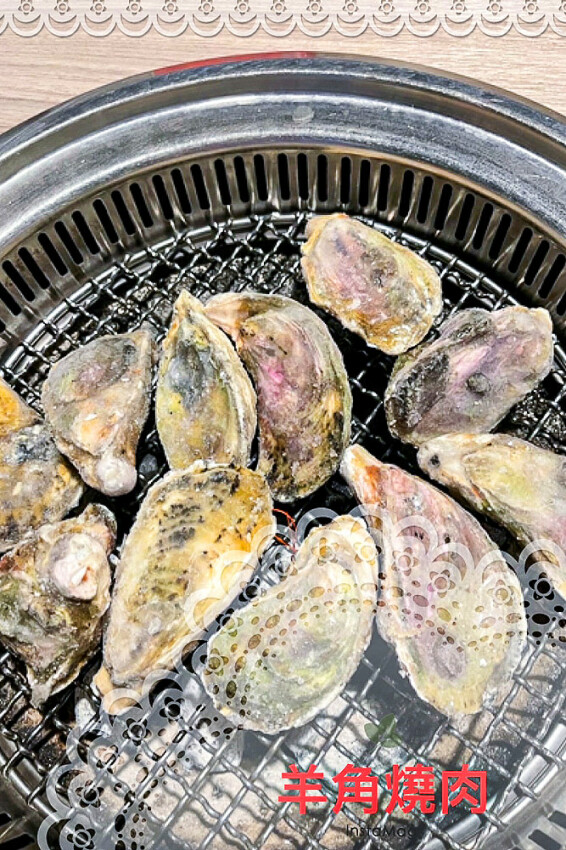 炭火燒肉上百種食材吃到飽,羊角炭火燒肉猛點和牛、牛舌、紅蝦就夠本,生魚片、牡蠣也隨你吃!