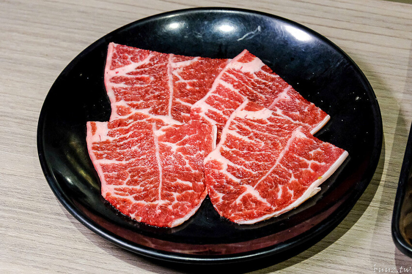 炭火燒肉上百種食材吃到飽,羊角炭火燒肉猛點和牛、牛舌、紅蝦就夠本,生魚片、牡蠣也隨你吃!