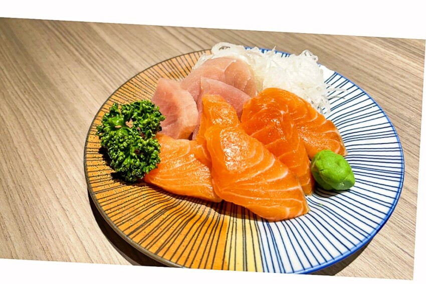 炭火燒肉上百種食材吃到飽,羊角炭火燒肉猛點和牛、牛舌、紅蝦就夠本,生魚片、牡蠣也隨你吃!