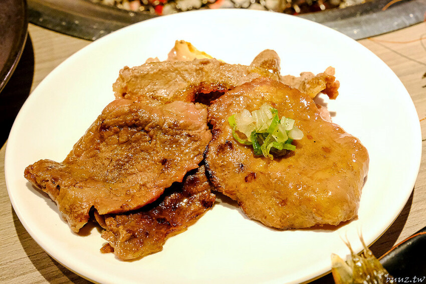 炭火燒肉上百種食材吃到飽,羊角炭火燒肉猛點和牛、牛舌、紅蝦就夠本,生魚片、牡蠣也隨你吃!