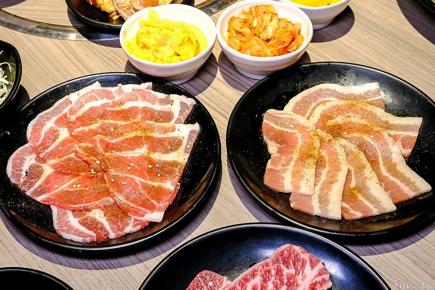 伊比利豬排、和牛、現撈泰國蝦，羊角炭火燒肉吃到飽，百種食材加冰淇淋通通吃到飽！