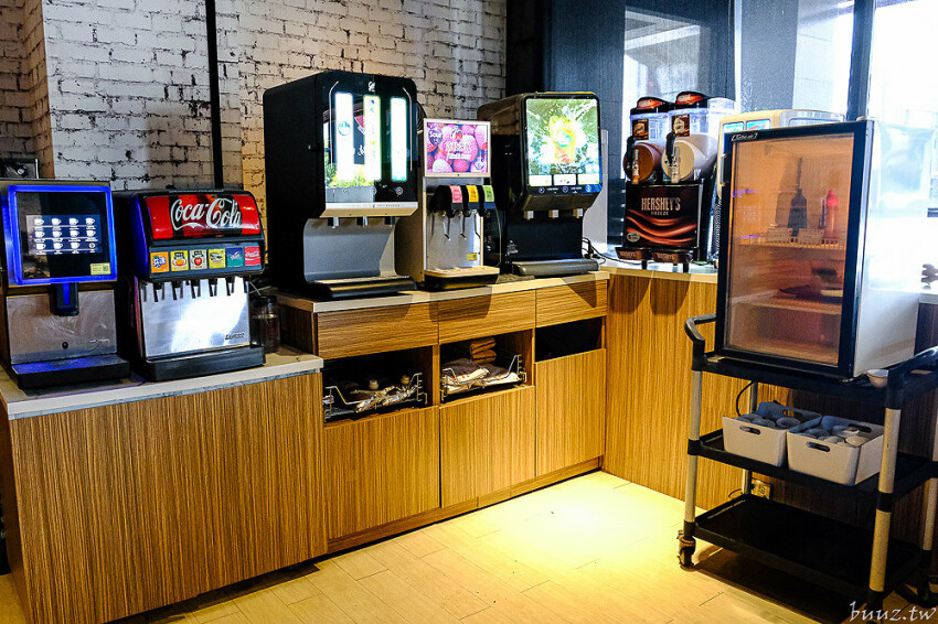 炭火燒肉上百種食材吃到飽,羊角炭火燒肉猛點和牛、牛舌、紅蝦就夠本,生魚片、牡蠣也隨你吃!