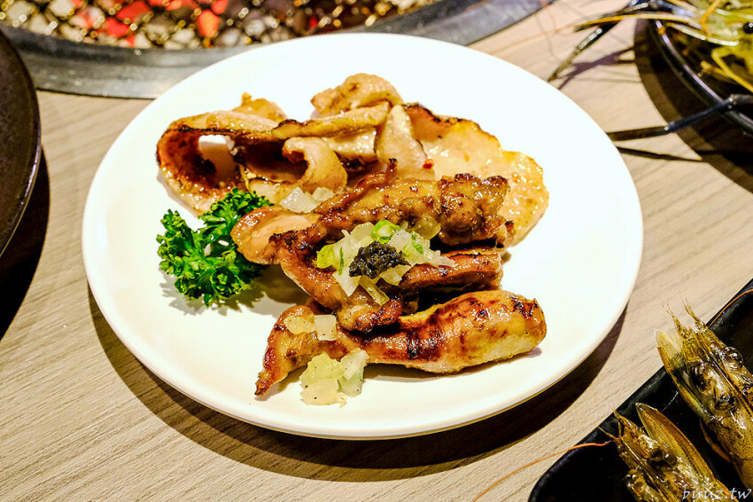 炭火燒肉上百種食材吃到飽,羊角炭火燒肉猛點和牛、牛舌、紅蝦就夠本,生魚片、牡蠣也隨你吃!