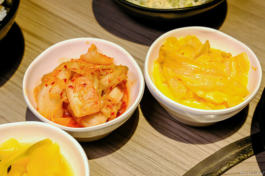 伊比利豬排、和牛、現撈泰國蝦，羊角炭火燒肉吃到飽，百種食材加冰淇淋通通吃到飽！