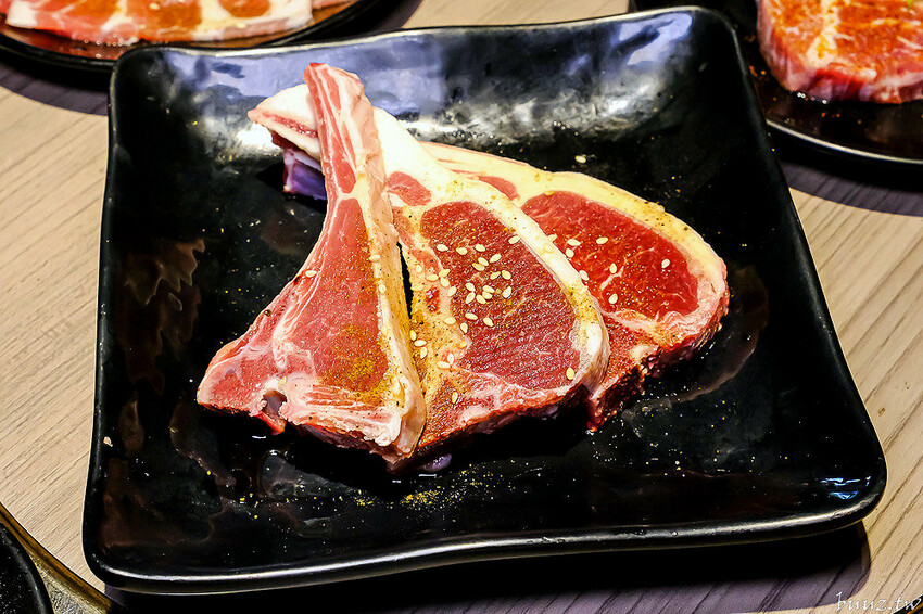 伊比利豬排、和牛、現撈泰國蝦，羊角炭火燒肉吃到飽，百種食材加冰淇淋通通吃到飽！