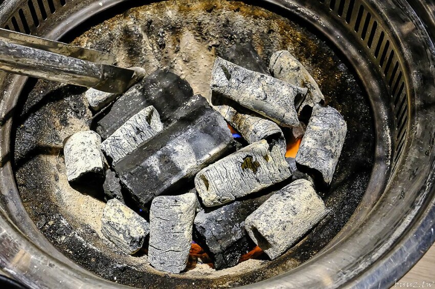 炭火燒肉上百種食材吃到飽,羊角炭火燒肉猛點和牛、牛舌、紅蝦就夠本,生魚片、牡蠣也隨你吃!