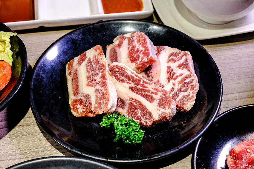 炭火燒肉上百種食材吃到飽,羊角炭火燒肉猛點和牛、牛舌、紅蝦就夠本,生魚片、牡蠣也隨你吃!