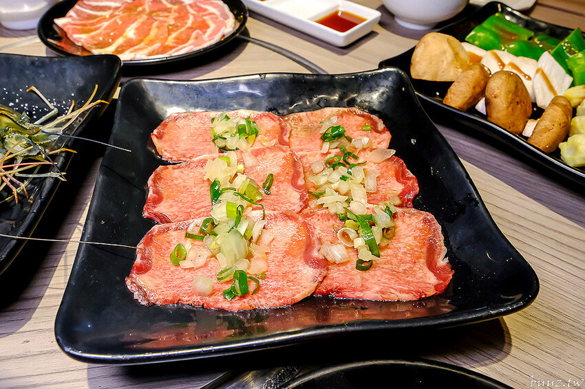 伊比利豬排、和牛、現撈泰國蝦，羊角炭火燒肉吃到飽，百種食材加冰淇淋通通吃到飽！