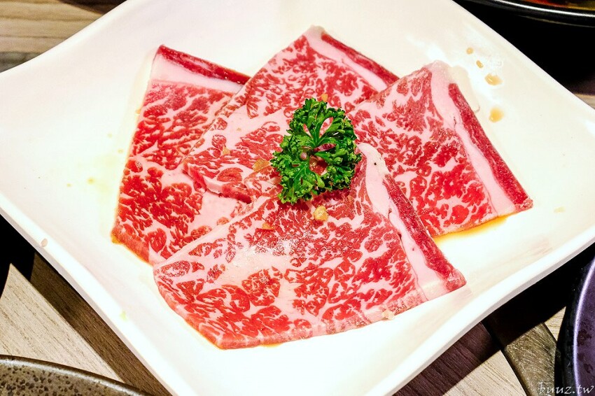 炭火燒肉上百種食材吃到飽,羊角炭火燒肉猛點和牛、牛舌、紅蝦就夠本,生魚片、牡蠣也隨你吃!