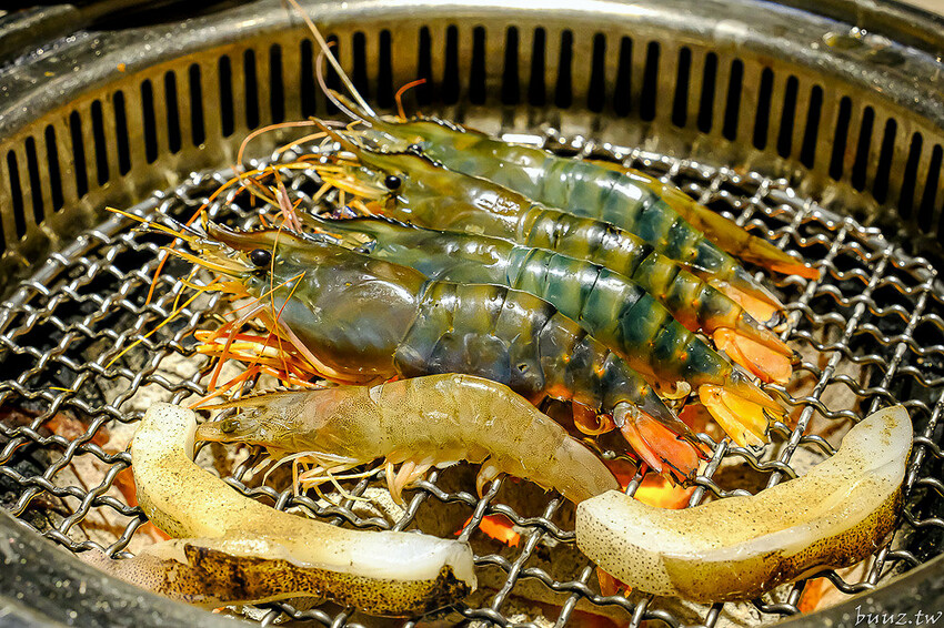 伊比利豬排、和牛、現撈泰國蝦，羊角炭火燒肉吃到飽，百種食材加冰淇淋通通吃到飽！