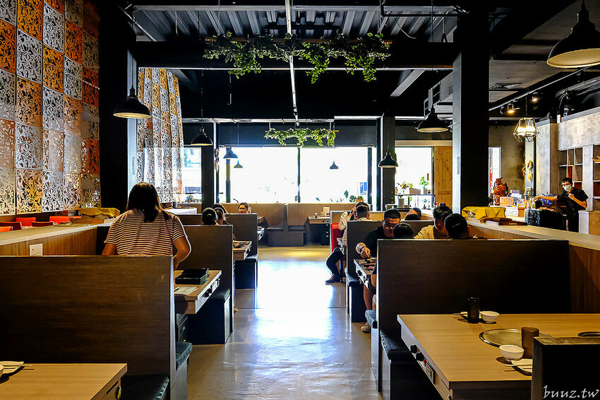 伊比利豬排、和牛、現撈泰國蝦，羊角炭火燒肉吃到飽，百種食材加冰淇淋通通吃到飽！