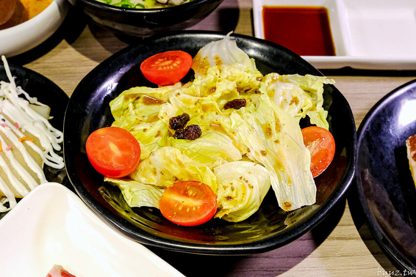 炭火燒肉上百種食材吃到飽,羊角炭火燒肉猛點和牛、牛舌、紅蝦就夠本,生魚片、牡蠣也隨你吃!