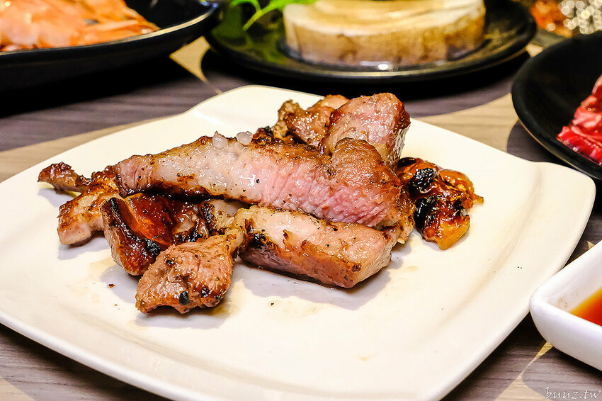 伊比利豬排、和牛、現撈泰國蝦，羊角炭火燒肉吃到飽，百種食材加冰淇淋通通吃到飽！