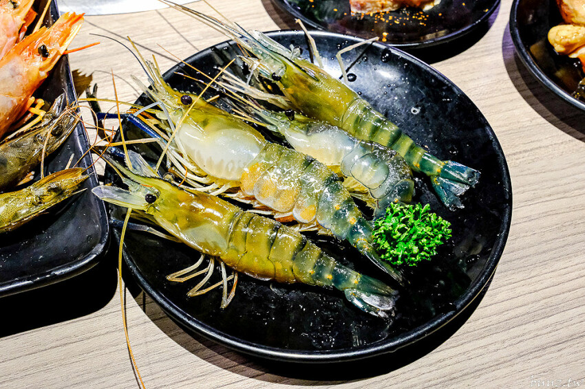 炭火燒肉上百種食材吃到飽,羊角炭火燒肉猛點和牛、牛舌、紅蝦就夠本,生魚片、牡蠣也隨你吃!