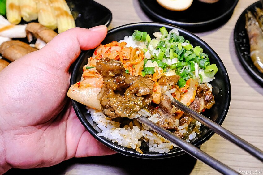 伊比利豬排、和牛、現撈泰國蝦，羊角炭火燒肉吃到飽，百種食材加冰淇淋通通吃到飽！