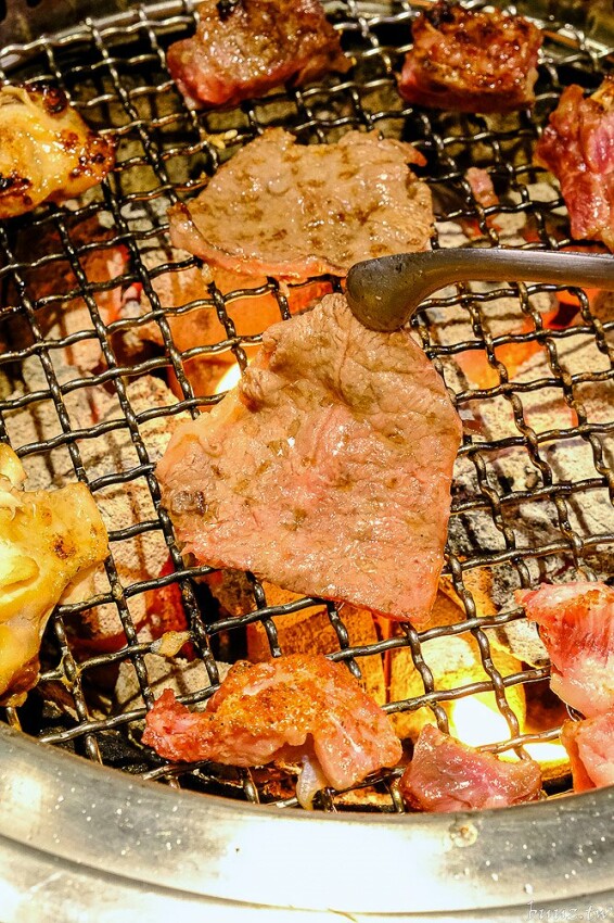 炭火燒肉上百種食材吃到飽,羊角炭火燒肉猛點和牛、牛舌、紅蝦就夠本,生魚片、牡蠣也隨你吃!