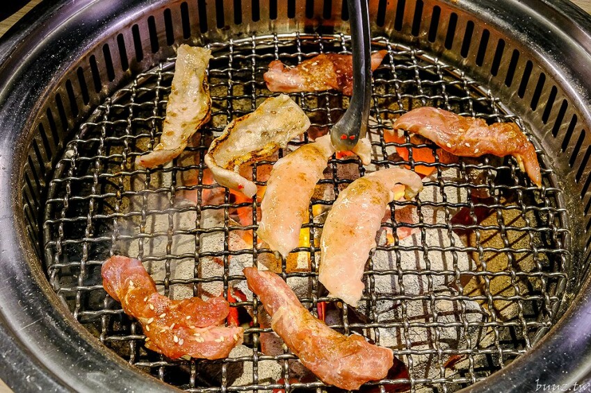 炭火燒肉上百種食材吃到飽,羊角炭火燒肉猛點和牛、牛舌、紅蝦就夠本,生魚片、牡蠣也隨你吃!