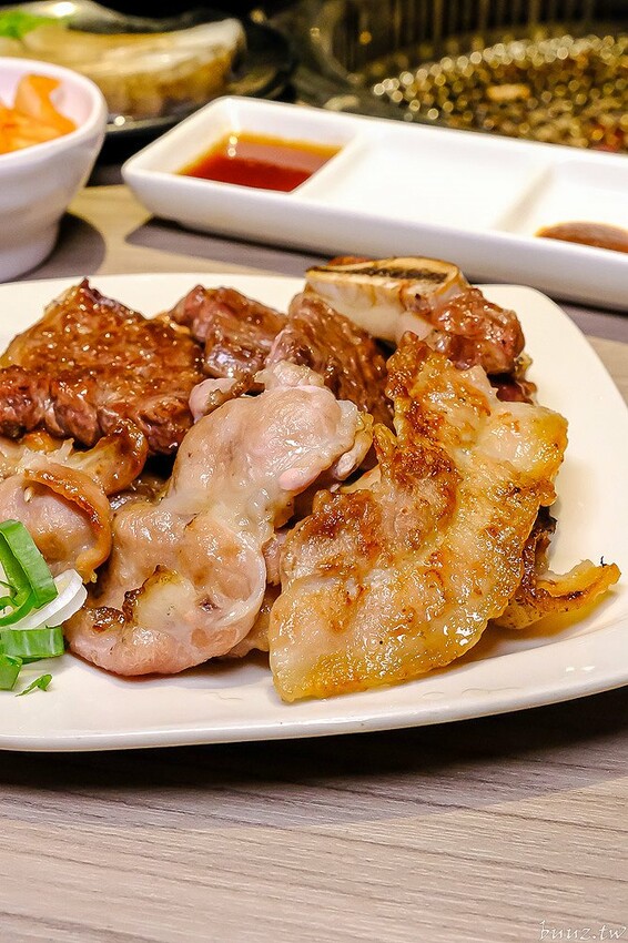 伊比利豬排、和牛、現撈泰國蝦，羊角炭火燒肉吃到飽，百種食材加冰淇淋通通吃到飽！