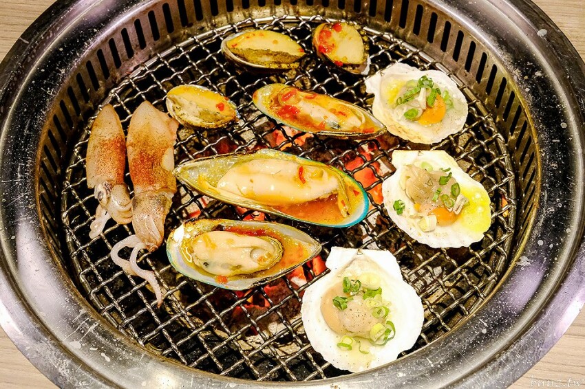 炭火燒肉上百種食材吃到飽,羊角炭火燒肉猛點和牛、牛舌、紅蝦就夠本,生魚片、牡蠣也隨你吃!