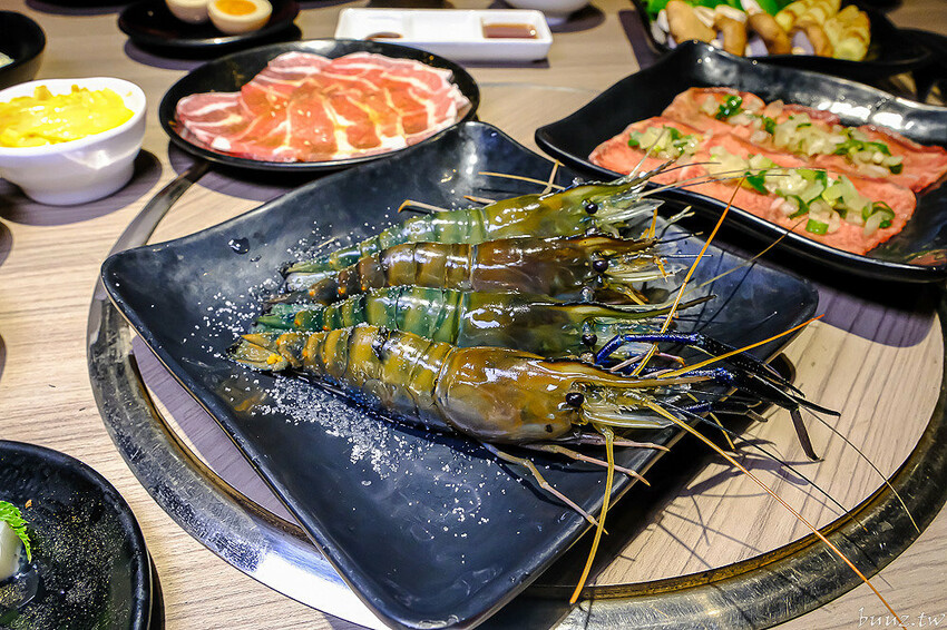 伊比利豬排、和牛、現撈泰國蝦，羊角炭火燒肉吃到飽，百種食材加冰淇淋通通吃到飽！