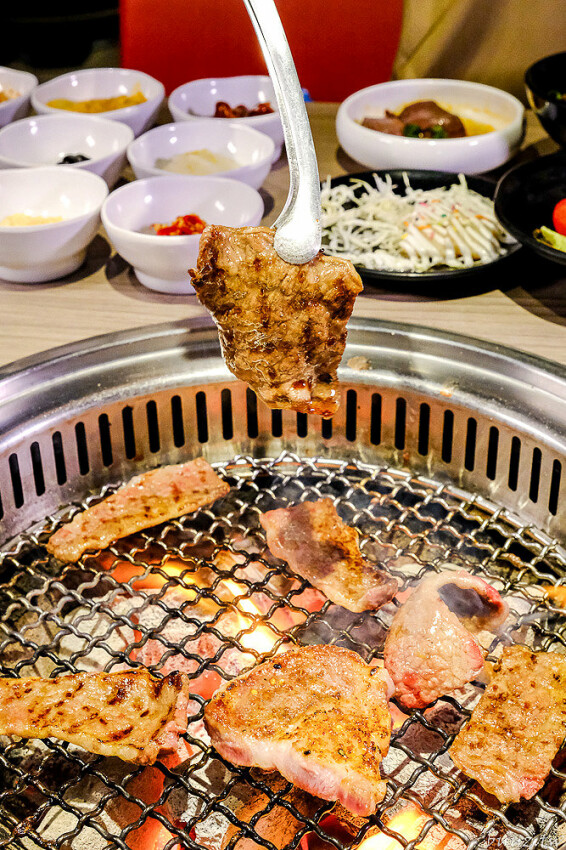 炭火燒肉上百種食材吃到飽,羊角炭火燒肉猛點和牛、牛舌、紅蝦就夠本,生魚片、牡蠣也隨你吃!