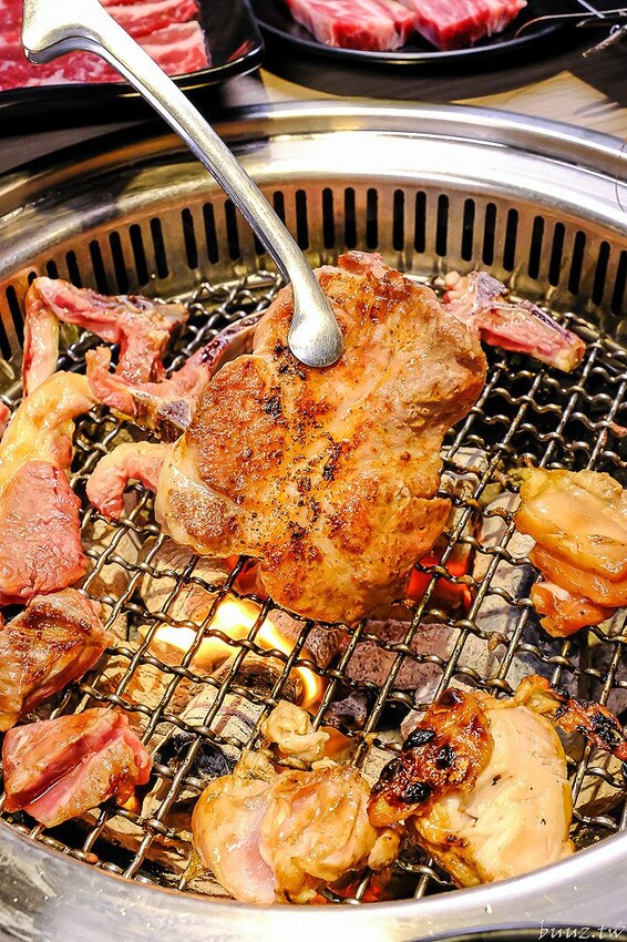 伊比利豬排、和牛、現撈泰國蝦，羊角炭火燒肉吃到飽，百種食材加冰淇淋通通吃到飽！