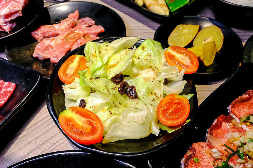 伊比利豬排、和牛、現撈泰國蝦，羊角炭火燒肉吃到飽，百種食材加冰淇淋通通吃到飽！