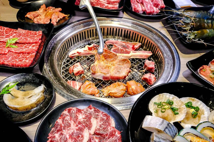 伊比利豬排、和牛、現撈泰國蝦，羊角炭火燒肉吃到飽，百種食材加冰淇淋通通吃到飽！