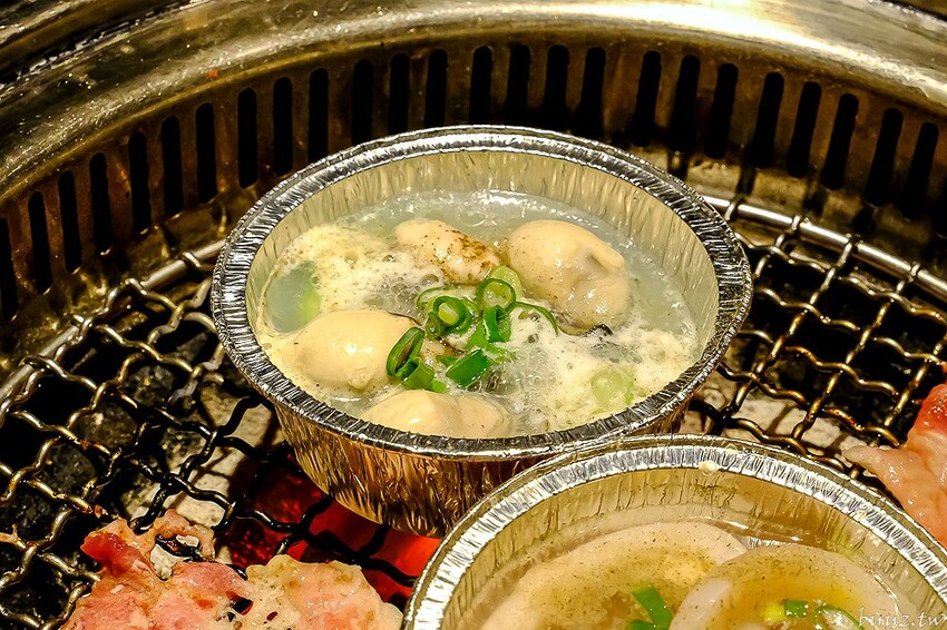 伊比利豬排、和牛、現撈泰國蝦，羊角炭火燒肉吃到飽，百種食材加冰淇淋通通吃到飽！