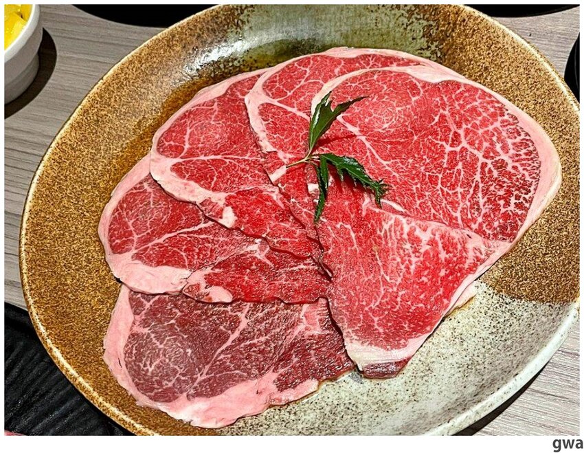 台中少見的機器人燒肉店,近百種食材,日本和牛任你吃到飽!