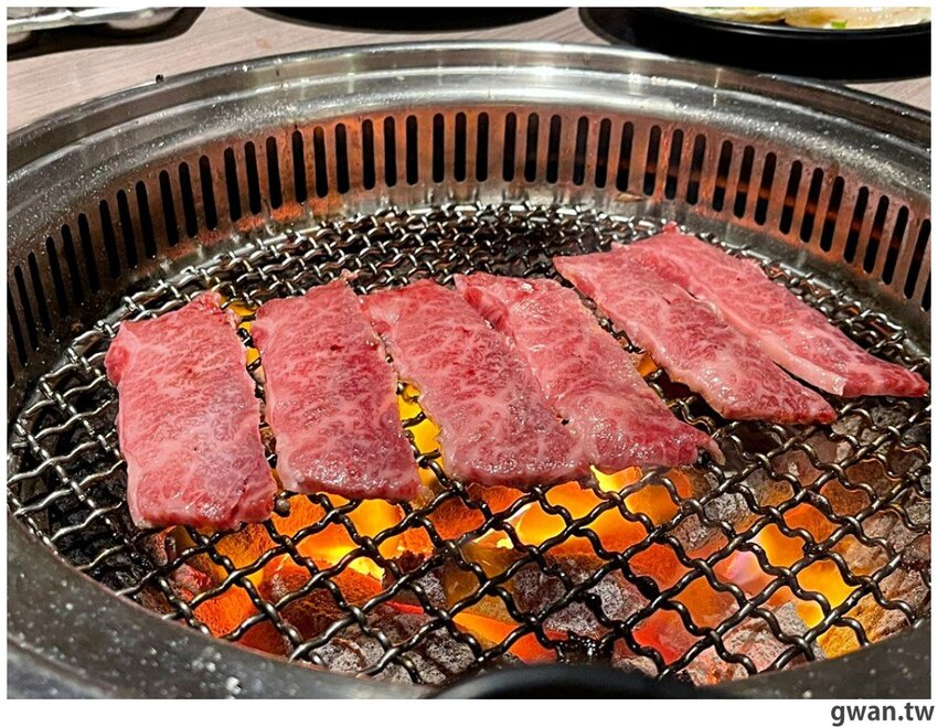 台中少見的機器人燒肉店,近百種食材,日本和牛任你吃到飽!