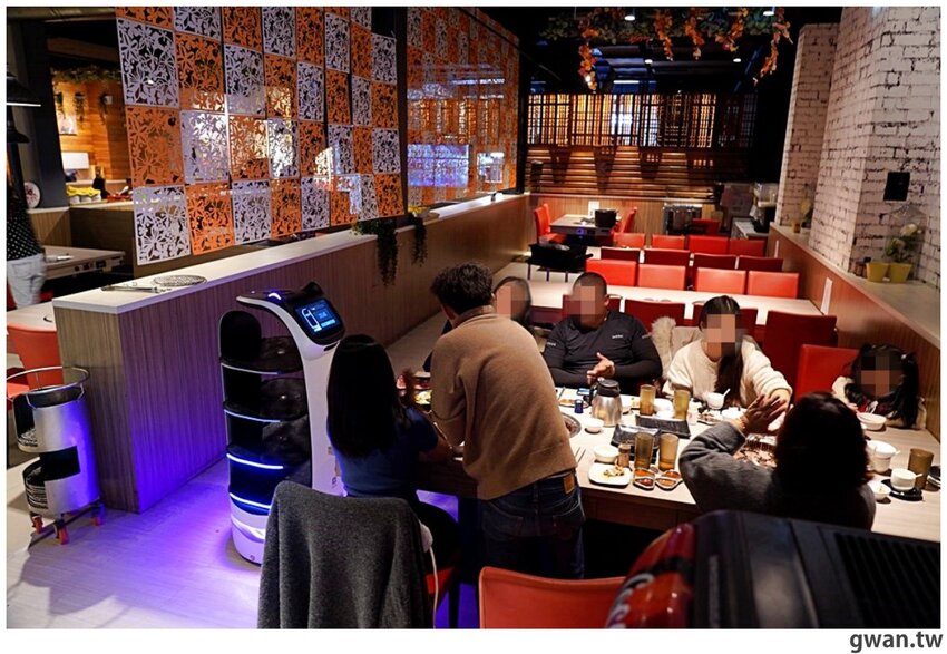 台中少見的機器人燒肉店,近百種食材,日本和牛任你吃到飽!