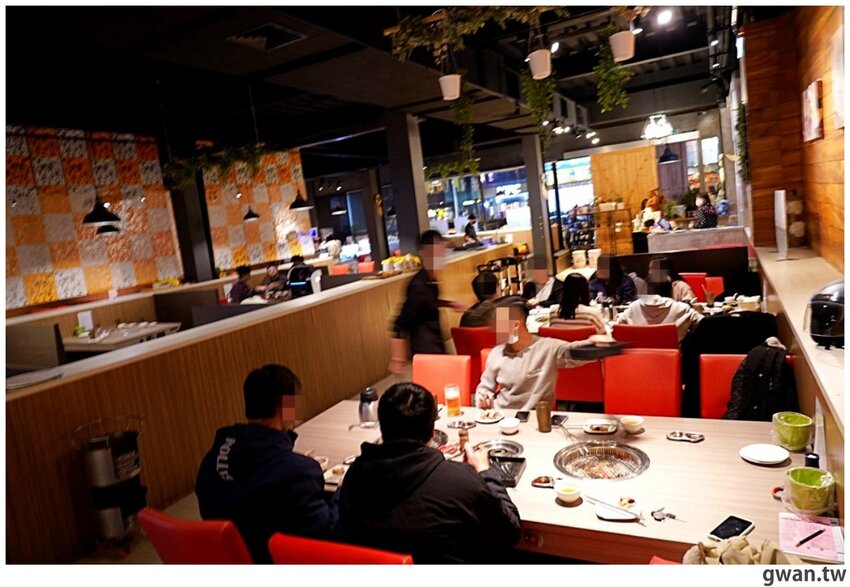 台中少見的機器人燒肉店,近百種食材,日本和牛任你吃到飽!