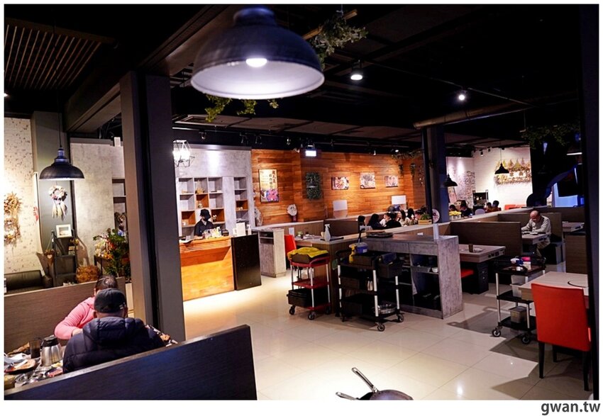 台中少見的機器人燒肉店,近百種食材,日本和牛任你吃到飽!