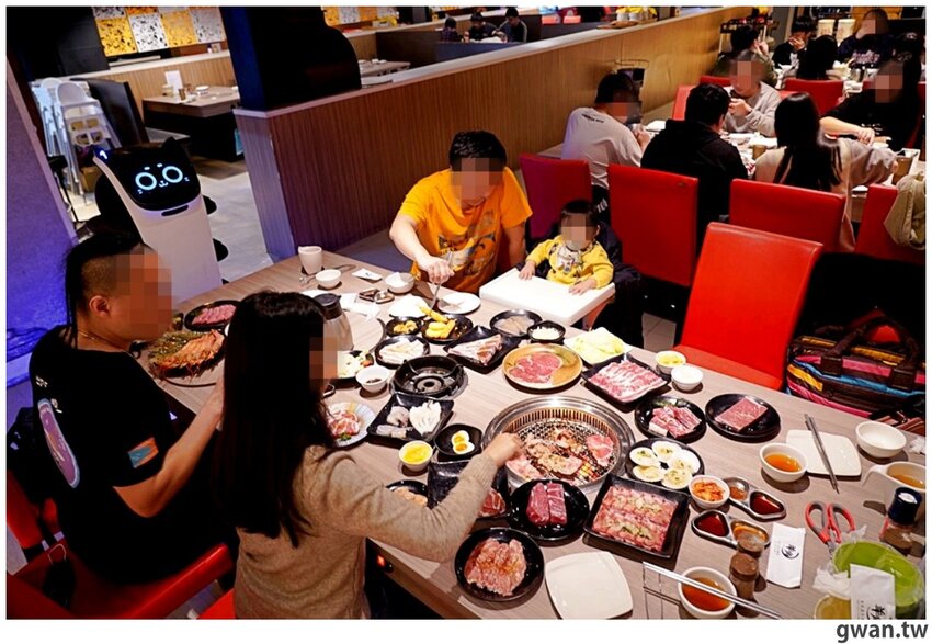台中少見的機器人燒肉店,近百種食材,日本和牛任你吃到飽!