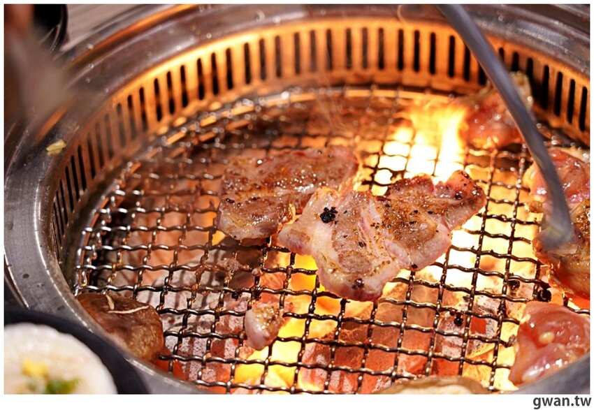 台中少見的機器人燒肉店,近百種食材,日本和牛任你吃到飽!