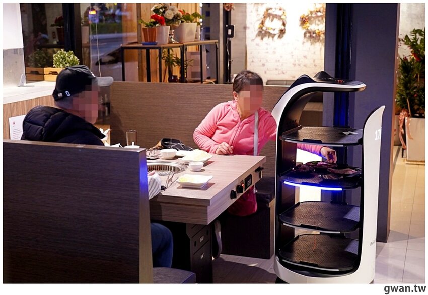 台中少見的機器人燒肉店,近百種食材,日本和牛任你吃到飽!