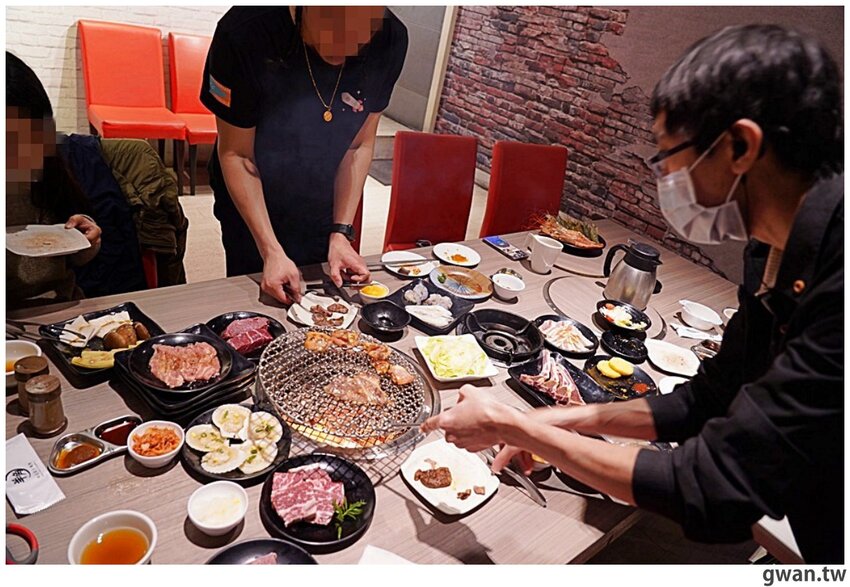 台中少見的機器人燒肉店,近百種食材,日本和牛任你吃到飽!