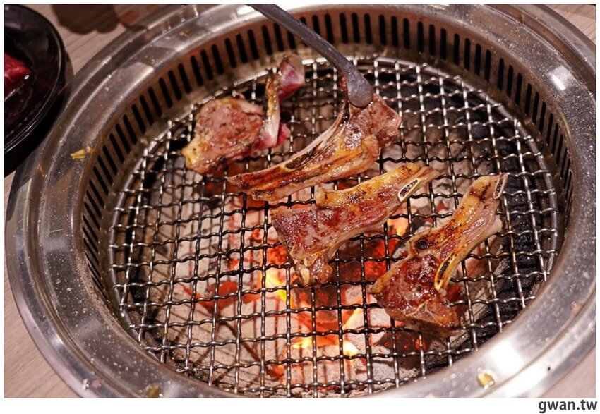 台中少見的機器人燒肉店,近百種食材,日本和牛任你吃到飽!