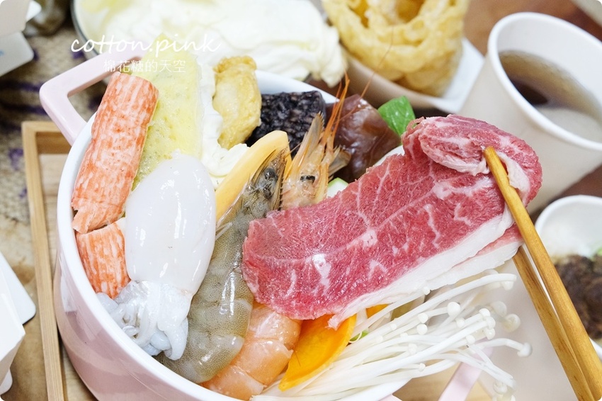 外帶火鍋超過20種配料超澎湃！牛排蓋飯肉多到看不到飯啦！