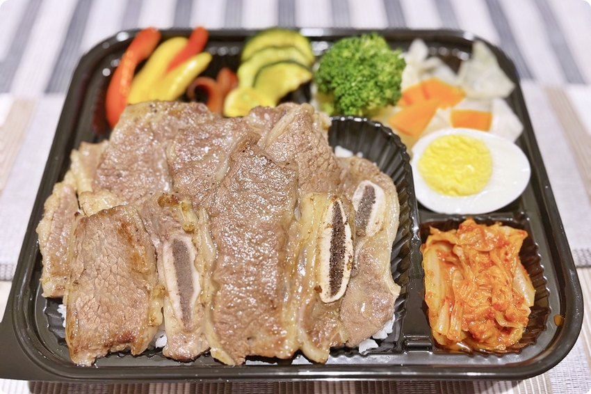 外帶火鍋超過20種配料超澎湃！牛排蓋飯肉多到看不到飯啦！