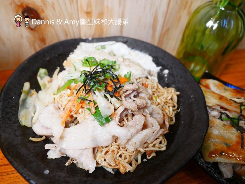 《新竹東門市場吃什麼？》中原名店謝牡丹炒泡麵。雞排炒泡麵x炒辛拉麵晚餐宵夜新選擇！︱ 影片